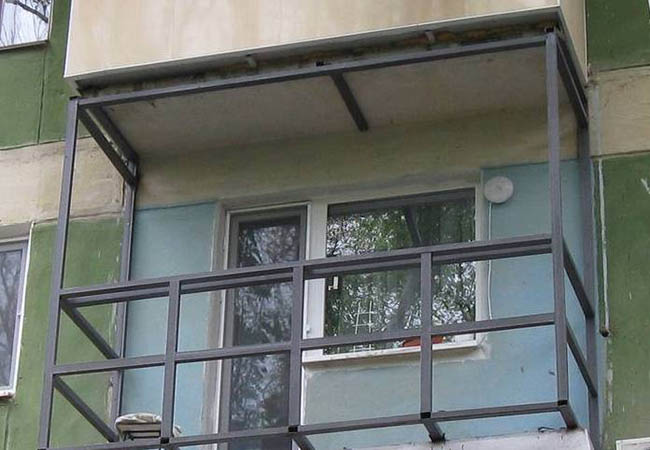Альтернативное остекление балкона оргстеклом вместо стекла Краснознаменск