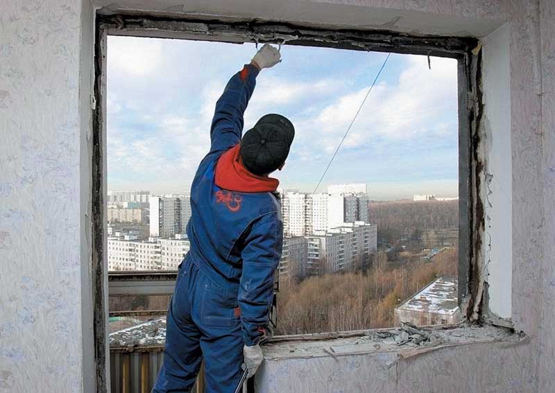 Демонтаж старого остекления балкона Краснознаменск